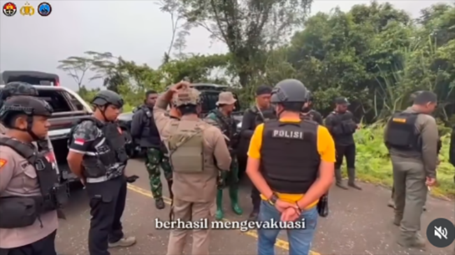 Evakuasi 4 pekerja tambang dari upaya pembunuhan oleh KKB Yahukimo/Foto: dok Operasi Damai Cartenz 2025